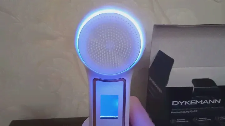 Электрическая щетка для вакуумной очистки пор и LED терапии Dykemann Hautreinigung G 09 в работе